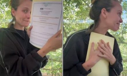 ¡Lo logró! Natasha Dupeyrón se gradúa de la prepa a los 33 años