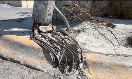Poste se sostiene de milagro en la colonia Miguel Hidalgo