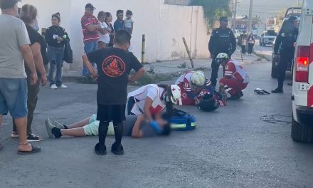 Motociclista y acompañante menor resultan lesionados debido a falta de señalización