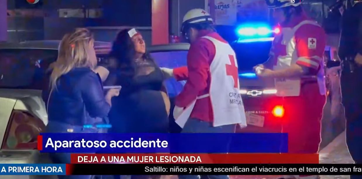 Choca contra semáforo y lesiona a su acompañante al sur de Saltillo