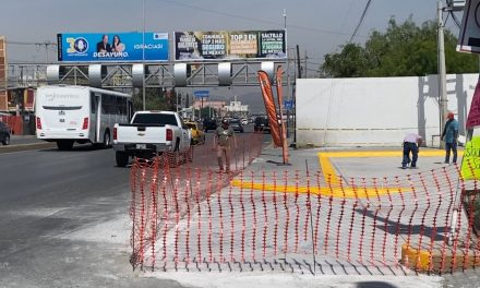 Negocio se apropia de la banqueta en Saltillo