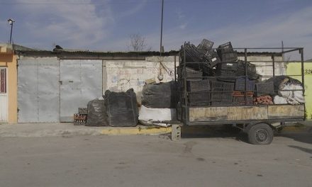 Negocio de reciclaje invade banqueta, piden intervención de autoridades municipales