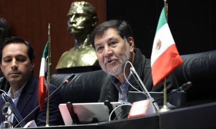 Protesta estudiantil recibe a Fernández Noroña en el CIDE