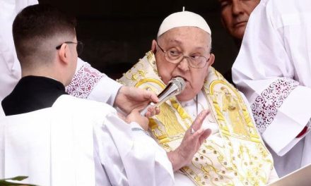 Papa Francisco condena la carrera armamentista en su mensaje de Pascua