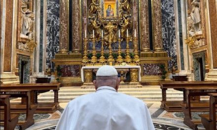 El papa Francisco visita por sorpresa la Basílica de Santa María la Mayor en vísperas de Semana Santa