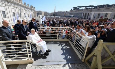 El Papa Francisco reaparece ante los fieles tras larga convalecencia