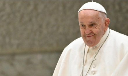 Invitan a escribir un mensaje por la muerte del Papa al abrir Libro de Condolencias