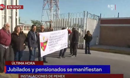 Saltillo: Jubilados y pensionados de Pemex bloquean instalaciones por falta de servicio médico