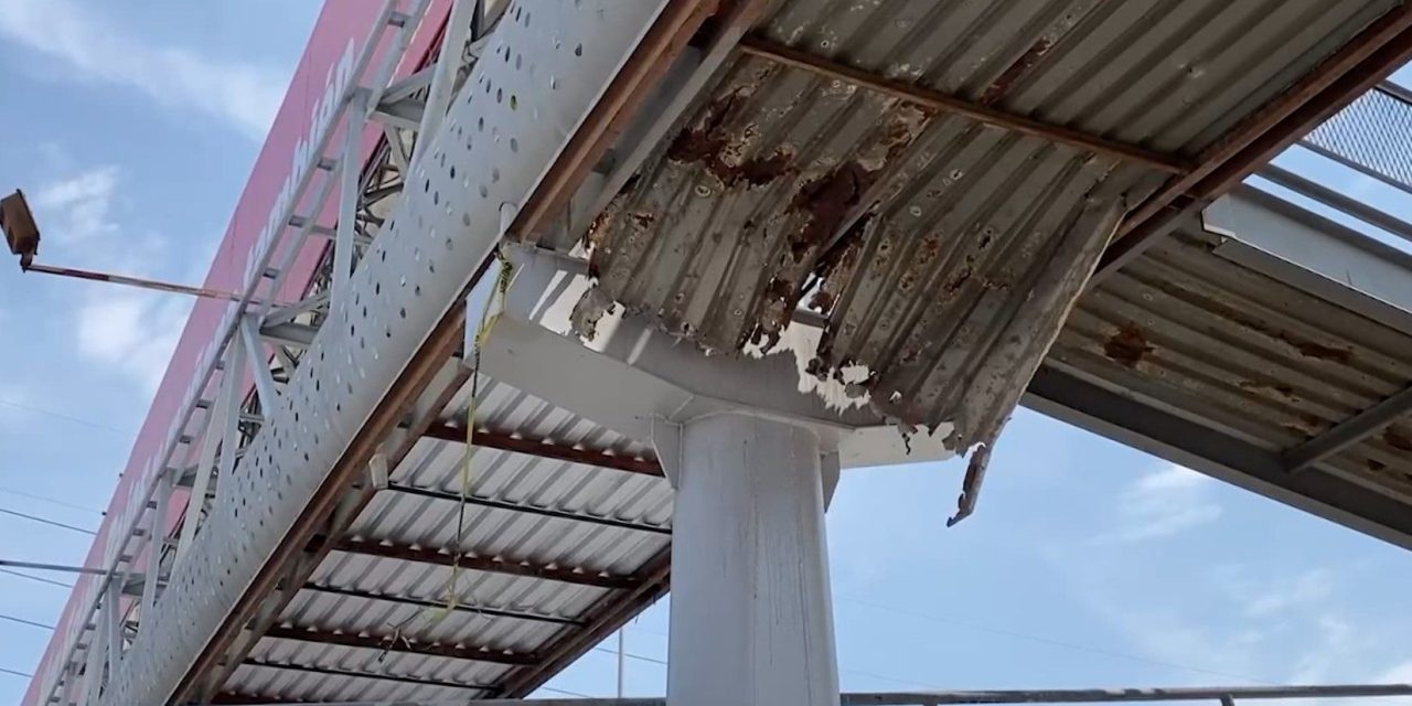 Puente peatonal expone a sus usuarios