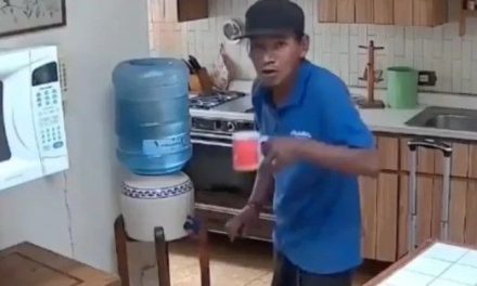 Video: Ratero termina sediento tras hurtar una casa; aprovecha para tomar agüita y llevarse el botín