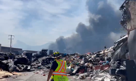 Incendio consume recicladora en Saltillo; las autoridades combaten el fuego