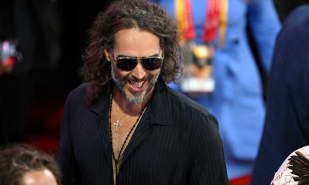 Russell Brand es acusado formalmente de violación y agresiones sexuales a cuatro mujeres
