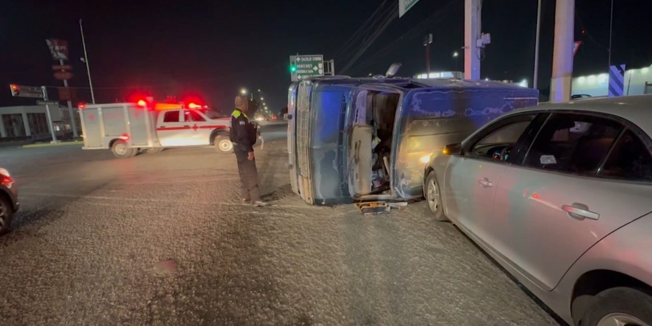 Abraham sufre distracción mientras manejaba y termina volcado en pleno Periférico de Saltillo