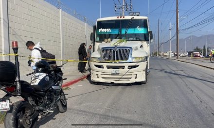 Posible infarto acaba con la vida de mujer mayor en el camión