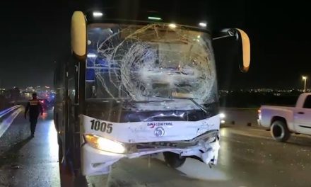 Saltillo: Chofer de transporte ‘hace la meme’ mientras manejaba y ocasiona choque