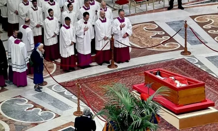 ¿Quién es la monja que lloró frente al féretro del papa Francisco?