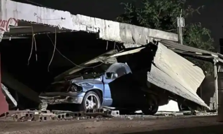 Joven pierde la vida en Nuevo León por zafarse de filtro de revisión; se estrella en puesto de tacos