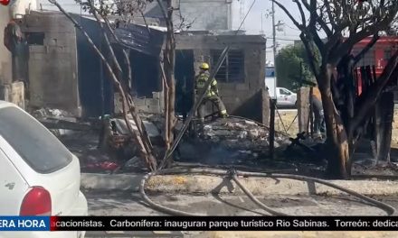 Incendio consume tejabán y daña otro domicilio