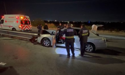 Mujer enfiestada pierde el control del volante y protagoniza aparatoso accidente en Saltillo