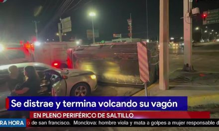 Se distrae y vuelca su vagón en periférico de Saltillo