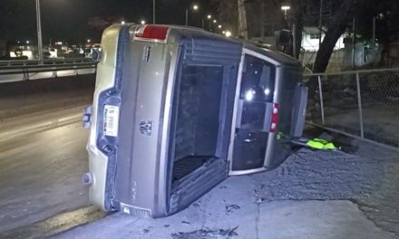 Saltillo: Vecinos lo ayudan a escapar, conductor ebrio sufrió volcadura en LEA