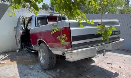 Saltillo: Vehículo registra falla mecánica y destruye barda de primaria