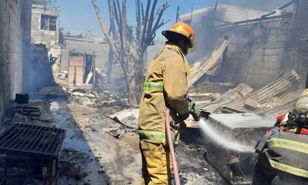 Voraz incendio en tejaban en Ramos Arizpe deja a una familia sin hogar