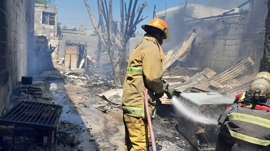 Voraz incendio en tejaban en Ramos Arizpe deja a una familia sin hogar