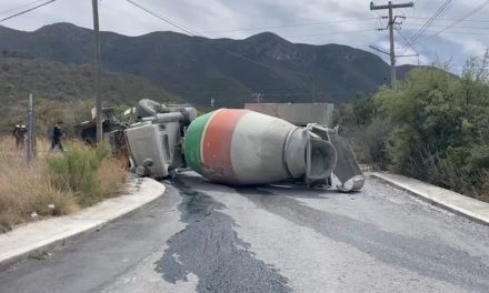 Vuelca camión revolvedora en Lomas de Lourdes