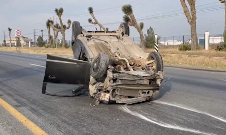 Vuelca hombre en la Monterrey-Saltillo