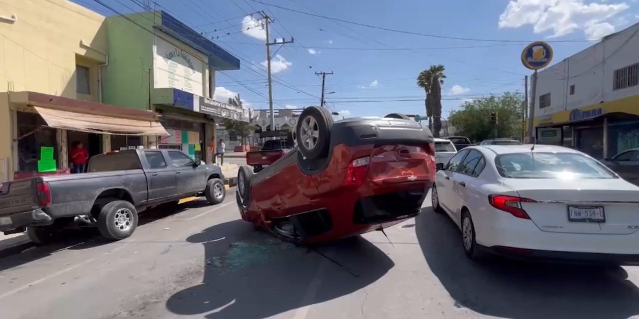 Vuelca camioneta en el centro de Saltillo