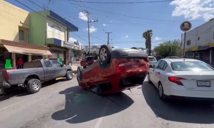 Vuelca camioneta en el centro de Saltillo