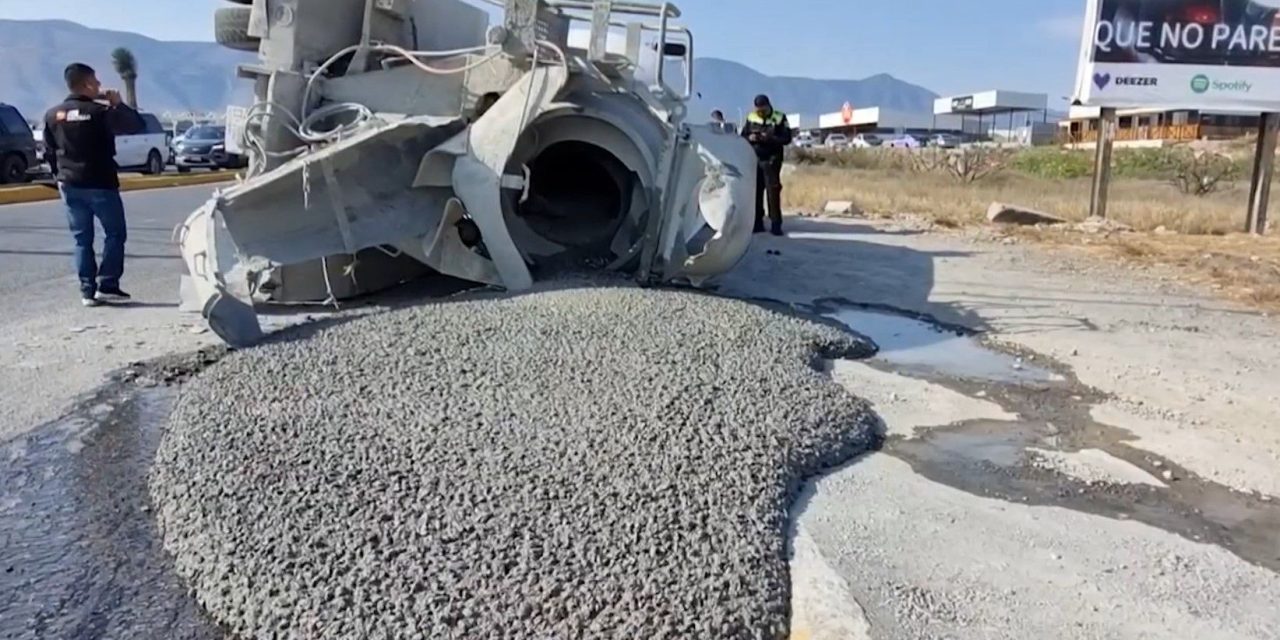 Vuelca revolvedora en el bulevar Colosio