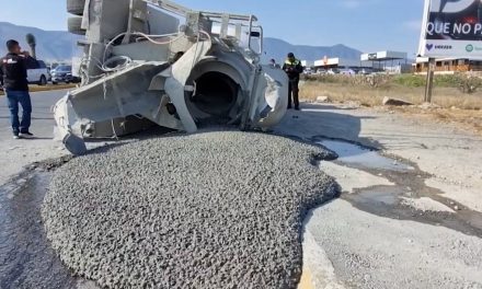 Vuelca revolvedora en el bulevar Colosio