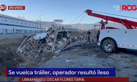 Aparatosa volcadura se registra durante la mañana en el Libramiento Flores Tapia