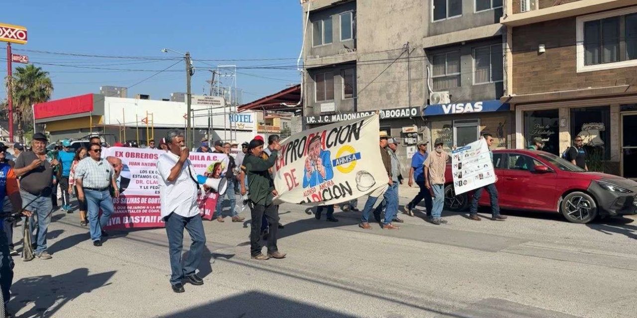 Exobreros de AHMSA marchan por el Día del Trabajo