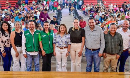Carlos Villarreal acerca trámites de Registro Civil a monclovenses