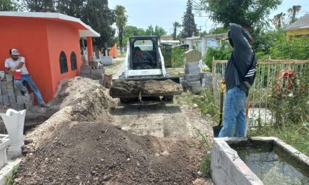 Limpian panteones de Múzquiz por el Día de las Madres