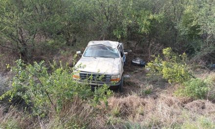 Conductor resulta lesionado al volcar en la carretera 57