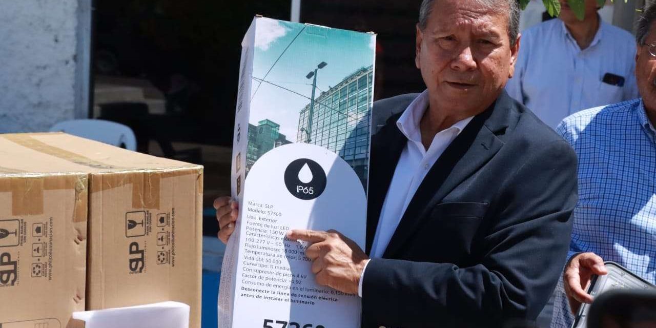 Entregan luminarias LED en San Juan de Sabinas