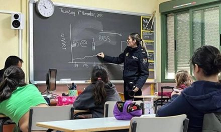 Orientan a jóvenes sobre el ciberbullying en Acuña