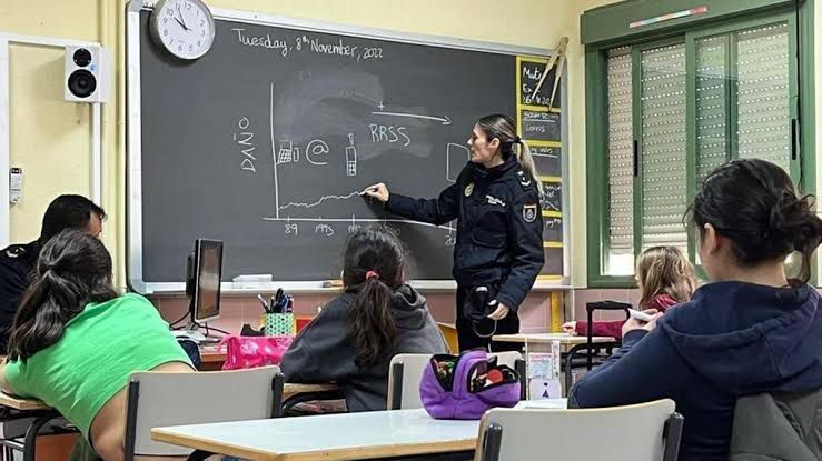 Orientan a jóvenes sobre el ciberbullying en Acuña
