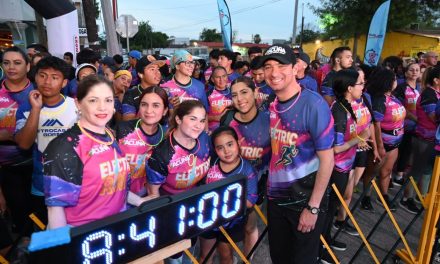 Cientos de corredores llenan de luz y energía la Electric Run en Acuña