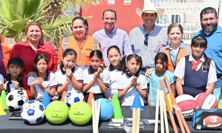 Gobierno de Acuña beneficia a 80 escuelas con apoyos
