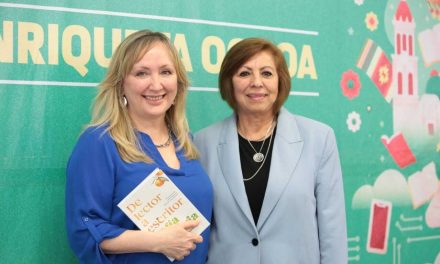 Cautiva Sofía Segovia al público de la FILC 2025