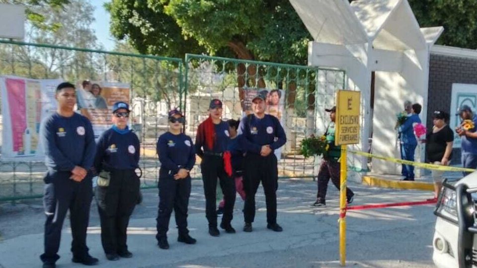 Acuden torreonenses a panteones por el Día de las Madres