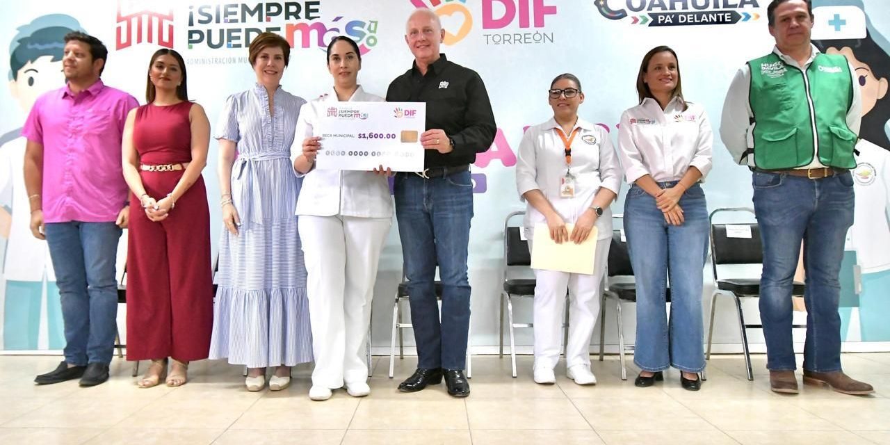 Entrega Román Cepeda apoyos económicos para estudiantes
