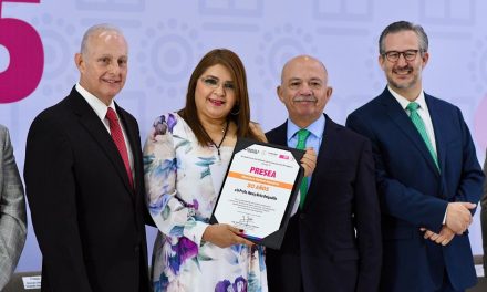 Reconocen a docentes laguneros por su trayectoria