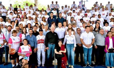 Román Cepeda entrega equipamiento deportivo a adultos mayores