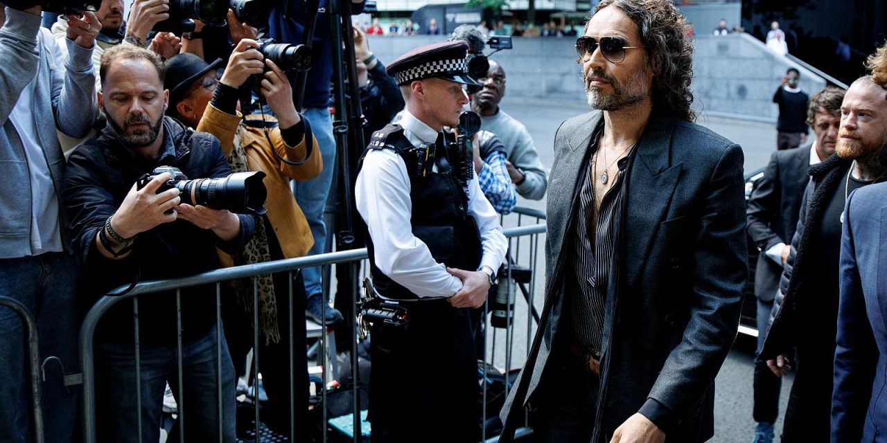 Russell Brand se declara ‘no culpable’ de cinco delitos de violencia sexual